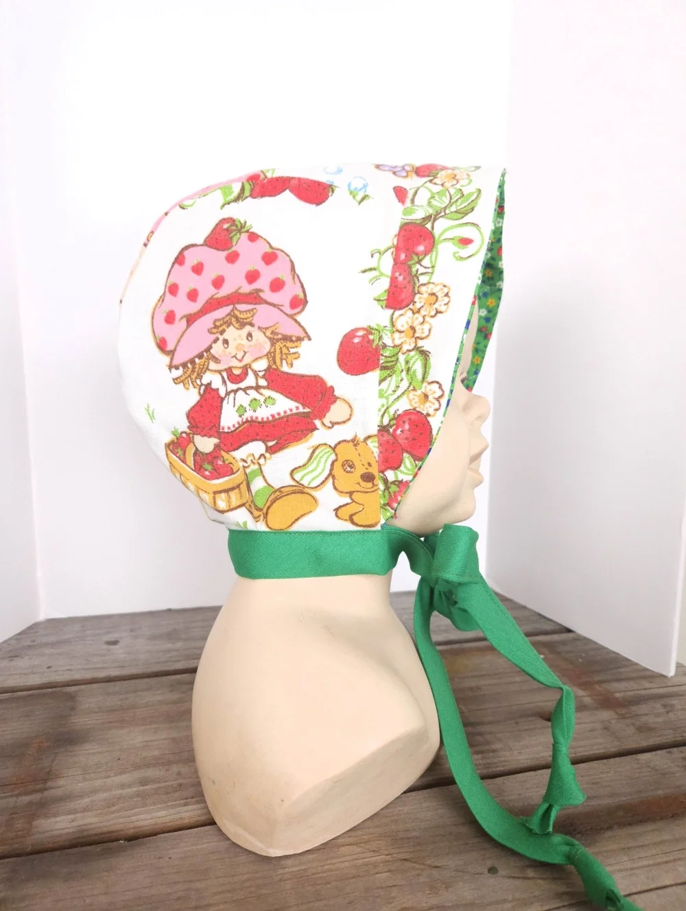 Upcycled Green Calico Quilted Baby Bonnet Reversible Strawberry Shortcake 6-12 M - Picture 3 of 10